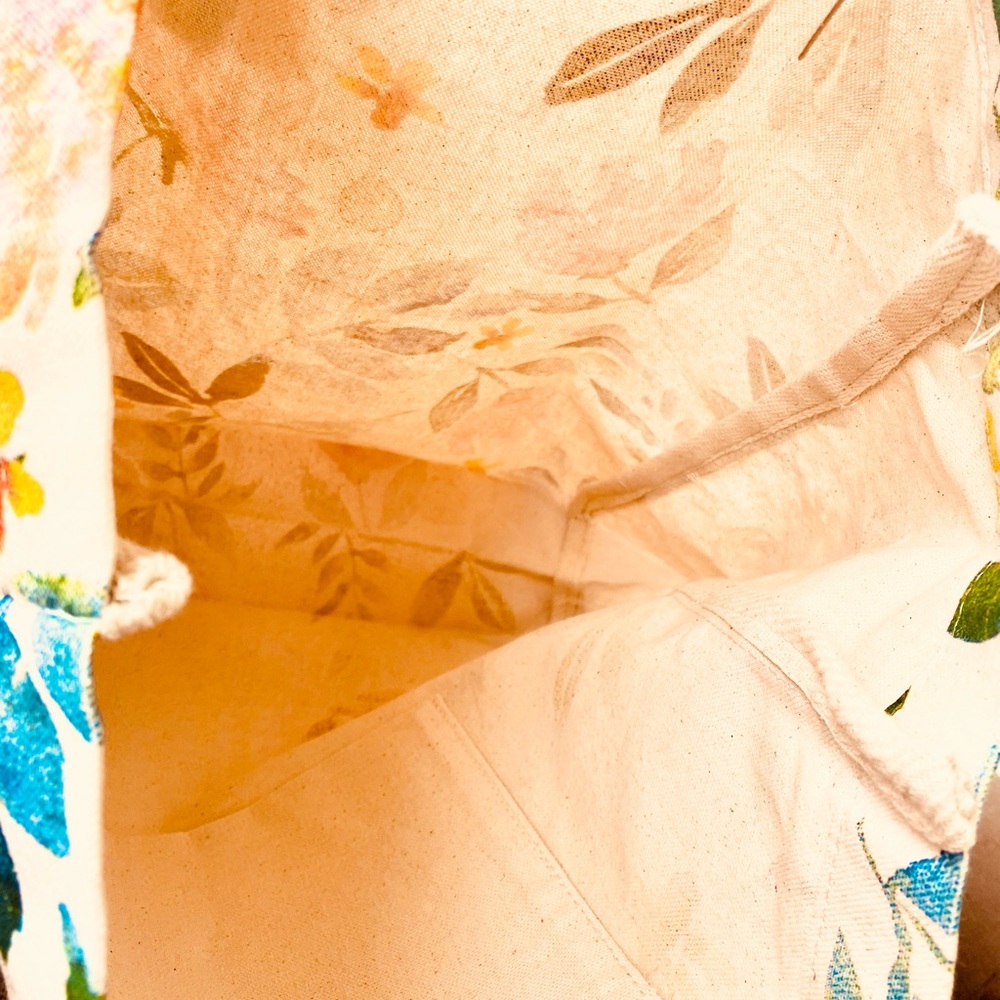 🎁Sold🎁Ecco lo  Gorgeous Floral Canvas Pompom  Shopping Tote bag.Made in India - Picture 3 of 9